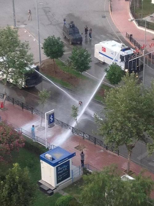 Police are attacking to only ONE woman in the street from both sides with a water cannon