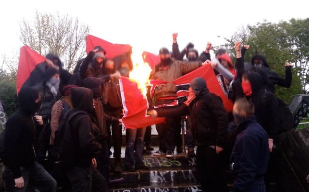 Λονδίνο : Άγγλιοι αντιφασίστες καίνε σημαίες της Χ.Α. που τις έχουν αρπάξει από φασίστες