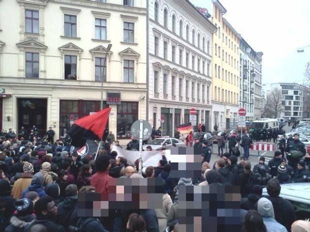 #Antifa blockade against a gathering of the fascist Pro Deutschland party near the Refugee Protest Camp at Oranienplatz in #Berlin. Via: Enough is Enough