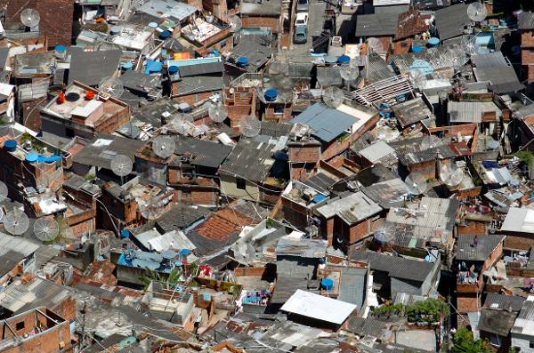 Blick auf die Favela Donna Marta am Fuße des Corcovado in Rio de Janeiro 08...